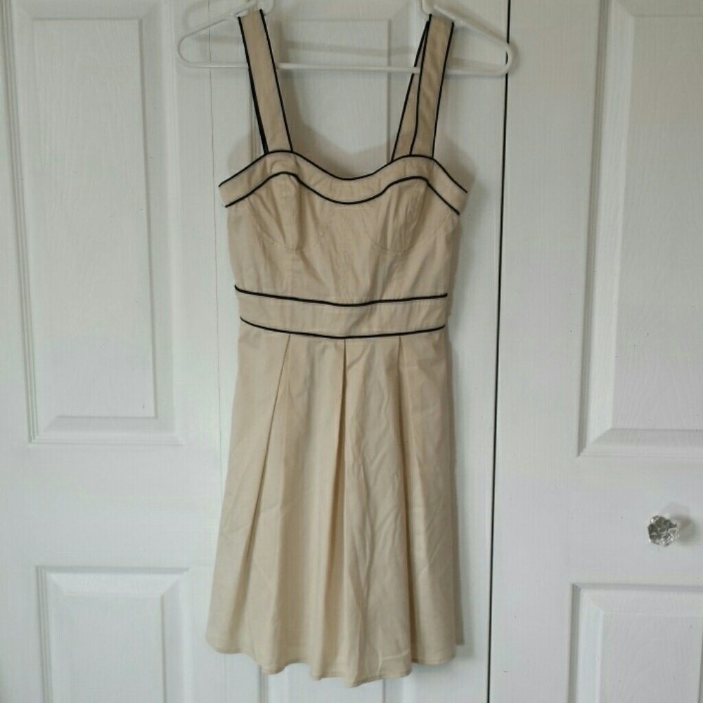 Bebe pleated off white dress with pockets